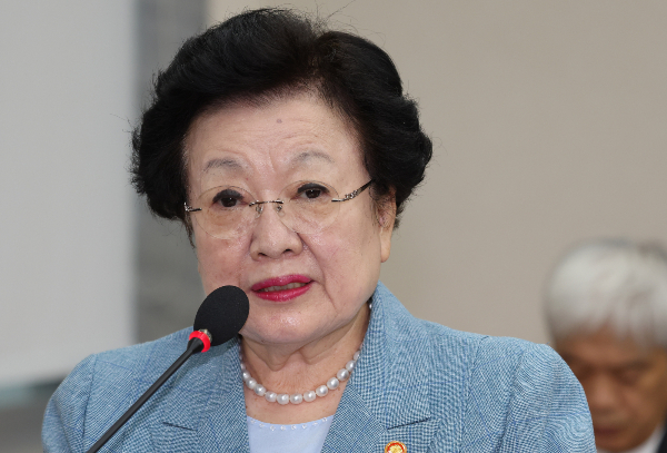 김건희 여사에게 금거북이를 건넨 의혹을 받는 이배용 국가교육위원회 위원장이 사임 의사를 밝혔다. 사진은 이배용 국가교육위원장이 서울 여의도 국회 교육위원회 전체회의에서 발언하는 모습. /사진=뉴시스