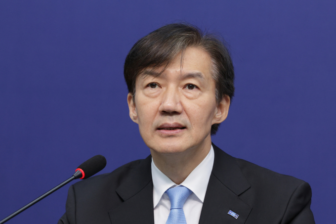 조국 조국혁신당 혁신정책연구원장이 1일 서울 여의도 국회에서 열린 당 최고위원회의에서 국민의힘을 깨부수는 망치선이 돼야 한다고 발언했다. /사진=뉴스1