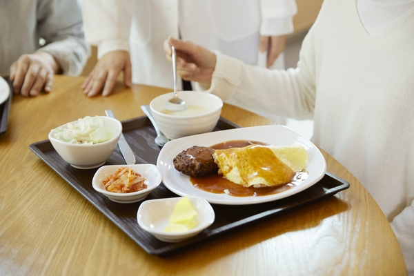 중학교 교장의 머리 위에 음식이 담긴 식판을 뒤엎는 등 상해를 가한 학부모가 징역형 집행유예를 선고받았다. 사진은 기사 내용과 직접적인 관련이 없음. /사진=클립아트코리아