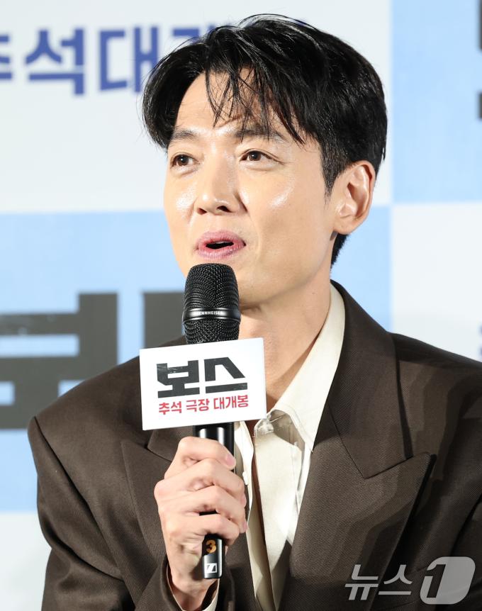 배우 정경호가 1일 오전 서울 메가박스 성수에서 열린 영화 '보스'(감독 라희찬) 제작보고회에 참석해 인사말을 하고 있다. ‘보스’는 조직의 미래가 걸린 차기 보스 선출을 앞두고 각자의 꿈을 위해 서로에게 보스 자리를 치열하게 ‘양보’하는 조직원들의 필사적인 대결을 그린 코믹 액션 영화다. 2025.9.1/뉴스1 ⓒ News1 권현진 기자