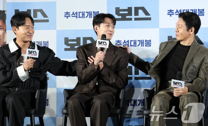 배우 정경호(가운데)가 1일 오전 서울 메가박스 성수에서 열린 영화 '보스'(감독 라희찬) 제작보고회에 참석해 조우진과 박지환(오른쪽)의 응원을 받으며 촬영 뒷 이야기를 전하고 있다. ‘보스’는 조직의 미래가 걸린 차기 보스 선출을 앞두고 각자의 꿈을 위해 서로에게 보스 자리를 치열하게 ‘양보’하는 조직원들의 필사적인 대결을 그린 코믹 액션 영화다. 2025.9.1/뉴스1 ⓒ News1 권현진 기자