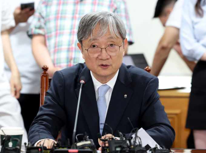이찬진 금융감독원장이 1일 보험사 CEO(최고경영자)들과 만나 소비자 보호 문화를 내재화 해달라고 당부했다. 사진은 지난달 28일 서울 중구 은행연합회에서 열린 은행장 간담회에서 발언하고 있는 이찬진 금융감독원장의 모습./사진=뉴시스 