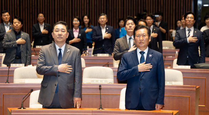 더불어민주당이 검찰의 수사·기소 분리와 검찰청 해체 방안과 관련해 오는 4일 국회 법제사법위원회 공청회와 의원총회를 거쳐 정부조직법 개정안을 발의할 예정이다. 사진은 지난달 27일 정청래 더불어민주당 대표와 김병기 원내대표를 비롯한 의원들이 서울 여의도 국회에서 열린 의원총회에서 국민의례를 하고 있는 모습. /사진=뉴스1