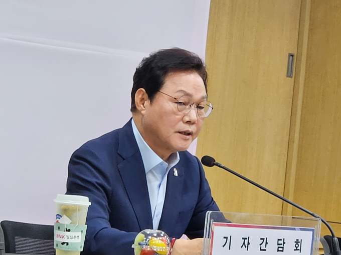 박완수 경남지사가 1일 도청에서 기자간담회에서 질의응답하고 있다./사진=이채열 기자