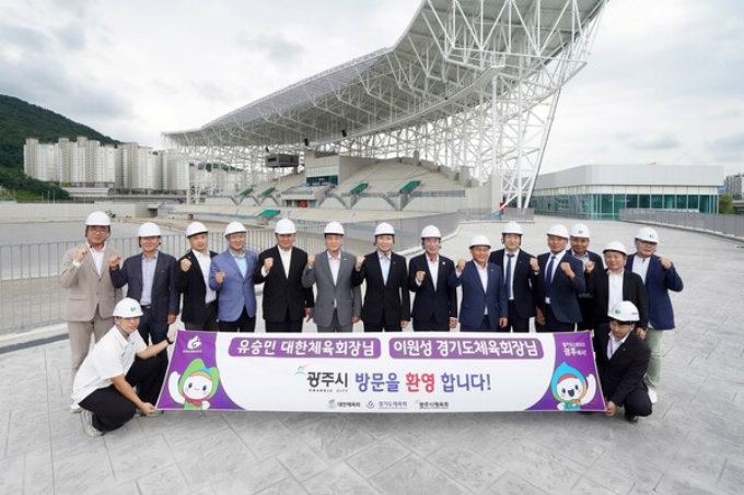 지난달 29일 유승민 대한체육회장(왼쪽으로부터 7번째)과 이원성 경기도체육회장이 광주시 양벌동 23-9 일원에서 추진 중인 광주시 종합운동장 건립 공사 현장을 방문하고 단체사진을 찍고 있다. /사진제공=광주시