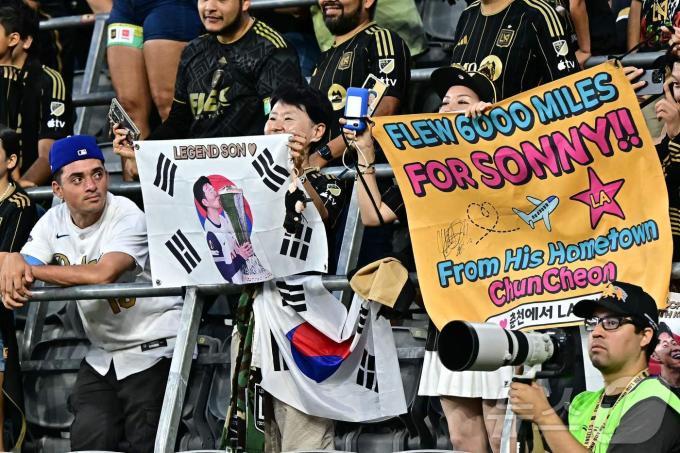손흥민을 응원하는 팬들 ⓒ AFP=뉴스1