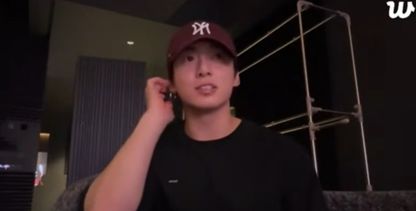 방탄소년단(BTS) 정국이 자택 침입 사건을 직접 언급하며 사생팬을 향한 경고를 보냈다. /사진=위버스 캡처