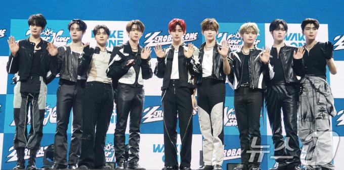 제로베이스원(ZEROBASEONE) 김규빈(왼쪽부터)과 김지웅, 석매튜, 한유진, 장하오, 성한빈, 김태래, 리키, 박건욱이 1일 오후 서울 용산구 블루스퀘어 SOL트래블홀에서 가진 정규 1집 ‘NEVER SAY NEVER(네버 세이 네버)’ 발매 기념 쇼케이스에 참석해 포즈를 취하고 있다. 2025.9.1/뉴스1 ⓒ News1 권현진 기자