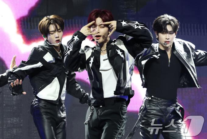 제로베이스원(ZEROBASEONE) 장하오(가운데)가 1일 오후 서울 용산구 블루스퀘어 SOL트래블홀에서 가진 정규 1집 ‘NEVER SAY NEVER(네버 세이 네버)’ 발매 기념 쇼케이스에 참석해 신곡을 선보이고 있다. 2025.9.1/뉴스1 ⓒ News1 권현진 기자
