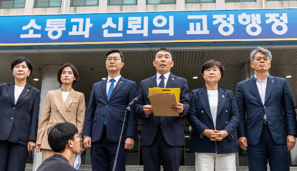 국회 법제사법위원회 위원들이 윤석열 전 대통령이 수감된 서울구치소 CCTV를 열람했다. 사진은 김용민 국회 법제사법위원회 더불어민주당 간사가 1일 경기도 의왕시 서울구치소에서 열린 현장검증을 마치고 브리핑을 하고 있는 모습. /사진=뉴시스(국회사진기자단)
