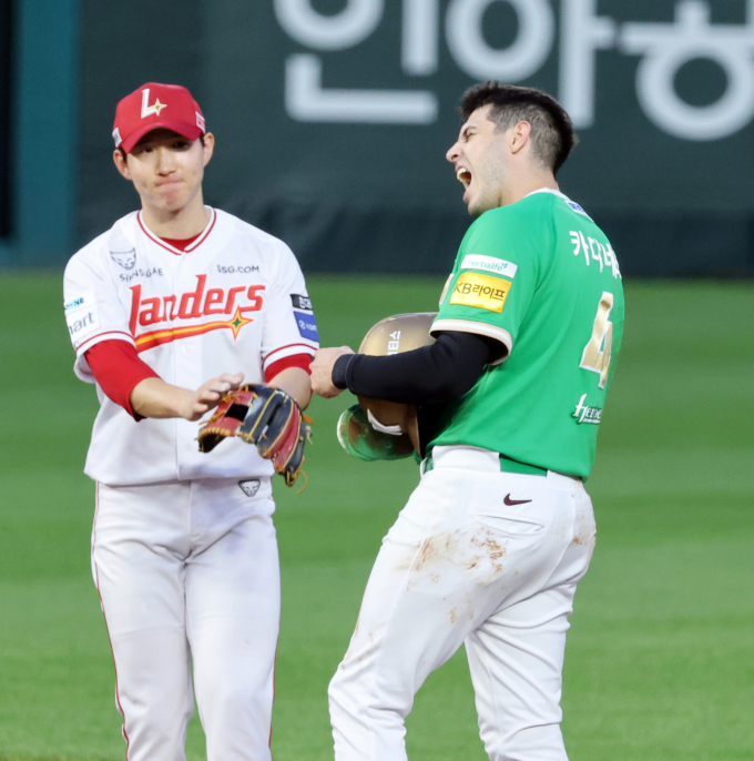 루벤 카디네스가 부상으로 이탈하며 2025시즌 키움 히어로즈와 함께 시즌을 시작한 세 명의 선수 모두 시즌을 완주하는데 실패했다. 사진은 지난달 14일 인천SSG랜더스필드에서 열린 SSG랜더스와의 경기 중 부상을 당한 카디네스의 모습. /사진=스타뉴스