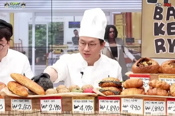 경제 유튜버 슈카월드가 저가 빵을 판매했다가 연일 논란이 되자 사과했다. 사진은 유튜버 슈카월드가 990원짜리 소금빵 등 판매하는 'ETF 베이커리'를 소개하고 있는 모습. /사진=유튜브 채널 '슈카월드 코믹스' 캡처