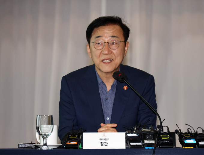 김윤덕 국토교통부 장관이 건설업계 애로사항을 청취하기 위해 시공능력평가 상위 10개 건설업체 대표를 한 자리에 모았다. 사진은 김윤덕 국토교통부 장관이 28일 'LH 개혁위원회 출범식'에서 발언하는 모습. /사진=뉴시스