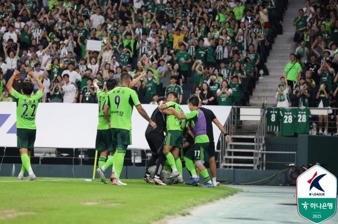 지난해 강등 직전까지 추락했던 전북은 올 시즌 '더블'을 노리고 있다. (한국프로축구연맹 제공)