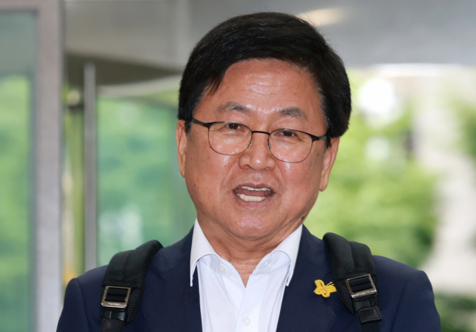 최교진 사회부총리 겸 교육부 장관 후보자가 1일 과거 중학교 교사 시절 성적이 떨어졌다고 우는 학생의 뺨을 때렸다는 인터뷰를 한 것으로 알려져 논란이 일고 있다. /신화=뉴시스사진은 지난달 14일 오전 서울 영등포구 여의도 한국교육시설안전원에 마련된 인사청문회 사무실로 출근하기 전 취재진 질문에 답한 최교진 교육부 장관 후보자. /사진=뉴스1