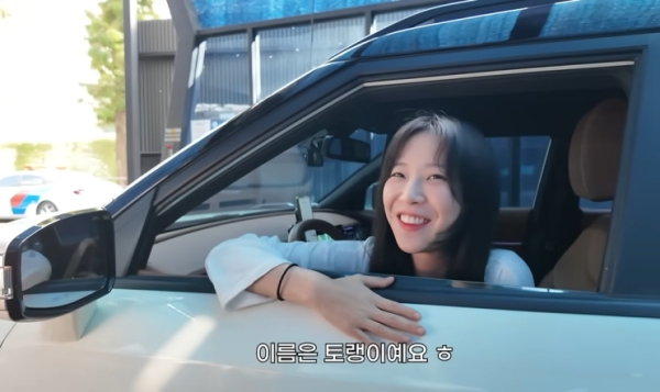 먹방 유튜버 쯔양이 국산 SUV 토레스를 운전하는 모습을 공개했다. 사진은 운전하는 쯔양의 모습. /사진=유튜브 채널 '쯔양밖정원' 캡처