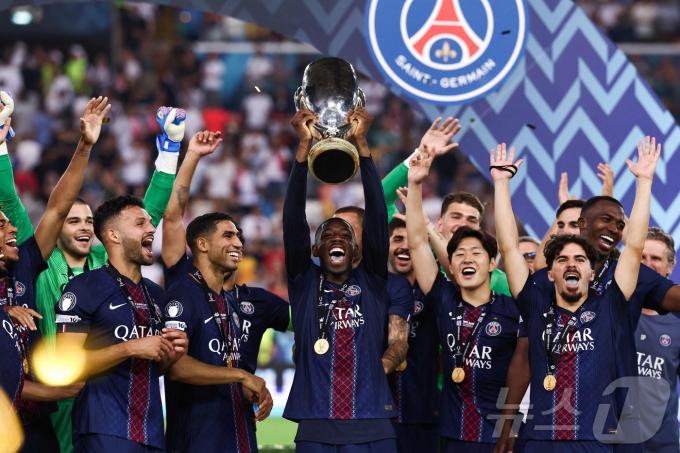 PSG 동료들과 함께 2024-25 UEFA 챔피언스리그 우승 후 기뻐하는 이강인(오른쪽에서 두 번째) ⓒ AFP=뉴스1