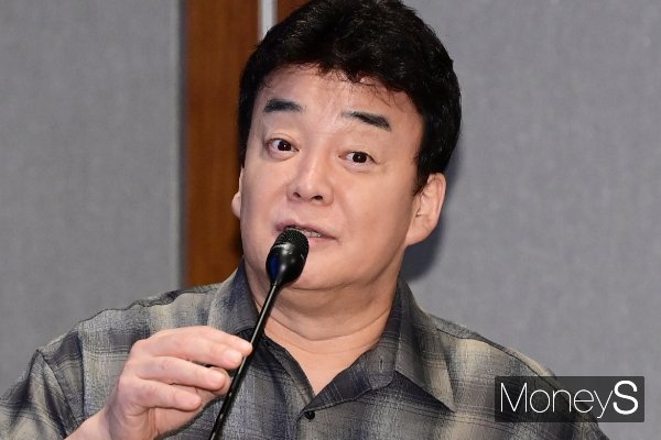 백종원 더본코리아 대표가 개인이 가진 주식을 담보로 120억원 규모의 대출을 받아 사재를 출연한다. 백종원 대표가 2024년 10월28일 서울 여의도동 콘래드호텔 서울에서 진행된 더본코리아 IPO기자간담회에 참석해 코스피 상장 이후 미래 사업 전략과 비전을 밝히는 모습. /사진=임한별 기자