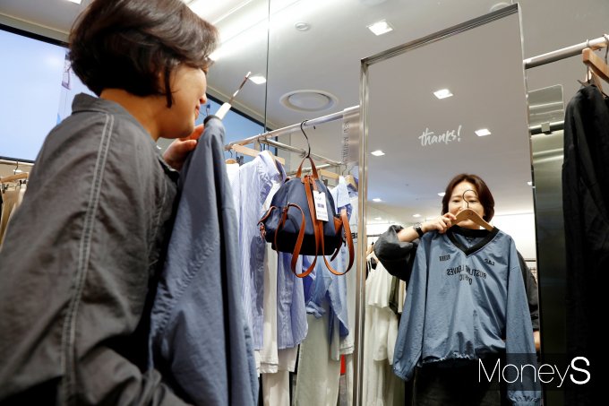 광주신세계 본관 5층 랩 매장을 찾은 한 여성 고객이 라운지 웨어를 고르고 있다/사진=광주신세계 제공.