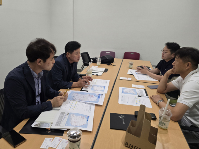 영주시 관계자들이 지난 1일 한국도로공사 관계자들을 만나 동서5축 반영을 촉구하고 있다./사진제공=경북 영주시