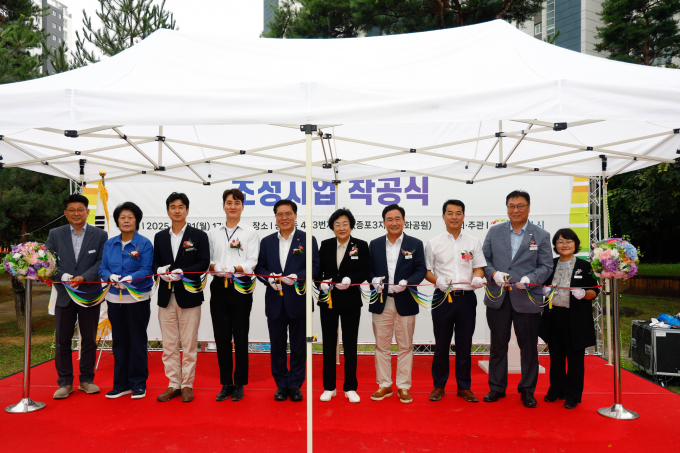 김경희 이천시장(왼쪽 여섯번째)이 지난 1일 증포3지구 문화공원에서 열린 '증포3지구 문화공원 공영주차장 조성사업'착공식에 참석해 사진촬영을 하고 있다. /사진제공=이천시