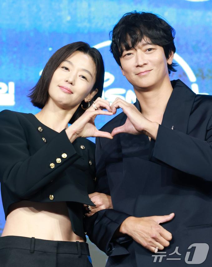 배우 전지현과 강동원(오른쪽)이 2일 오전 서울 종로구 포시즌스 호텔에서 열린 디즈니 플러스 오리지널 시리즈 '북극성' 제작발표회에 참석해 포즈를 취하고 있다. '북극성'은 유엔대사로서 국제적 명성을 쌓아온 문주(전지현 분)가 대통령 후보 피격 사건의 배후를 쫓는 가운데, 그녀를 지켜야만 하는 국적 불명의 특수요원 산호(강동원 분)와 함께 한반도를 위협하는 거대한 진실을 마주하는 이야기를 그린 드라마다. 2025.9.2/뉴스1 ⓒ News1 권현진 기자