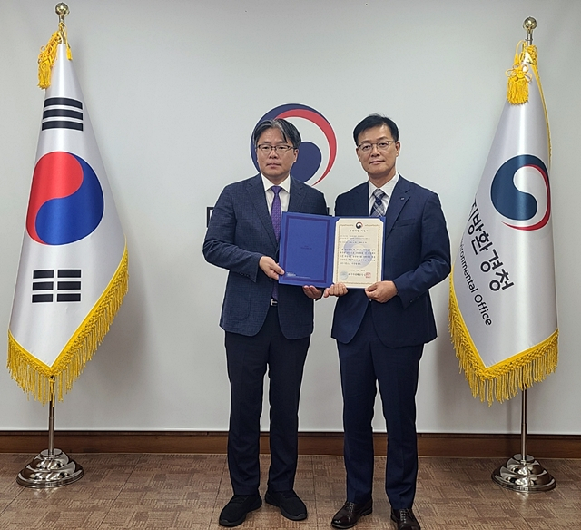 김진식 대구환경청장(왼쪽)이 LIG넥스원 구미하우스 측에 '녹색기업 지정서'를 수여하고 있다./사진제공=대구지방환경청