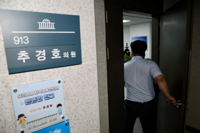 내란 특검이 추경호 의원에 대한 압수수색에 나선 2일 오전 서울 여의도 국회 의원회관 추경호 의원실에서 관계자가 들어가고 있다./사진제공=뉴시스