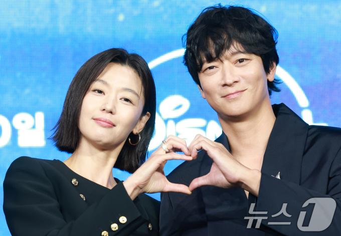 배우 전지현과 강동원(오른쪽)이 2일 오전 서울 종로구 포시즌스 호텔에서 열린 디즈니 플러스 오리지널 시리즈 '북극성' 제작발표회에 참석해 포즈를 취하고 있다. '북극성'은 유엔대사로서 국제적 명성을 쌓아온 문주(전지현 분)가 대통령 후보 피격 사건의 배후를 쫓는 가운데, 그녀를 지켜야만 하는 국적 불명의 특수요원 산호(강동원 분)와 함께 한반도를 위협하는 거대한 진실을 마주하는 이야기를 그린 드라마다. 2025.9.2/뉴스1 ⓒ News1 권현진 기자