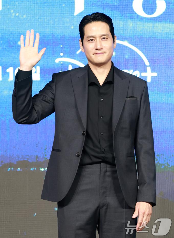 배우 박해준이 2일 오전 서울 종로구 포시즌스 호텔에서 열린 디즈니 플러스 오리지널 시리즈 '북극성' 제작발표회에 참석해 포즈를 취하고 있다. '북극성'은 유엔대사로서 국제적 명성을 쌓아온 문주(전지현 분)가 대통령 후보 피격 사건의 배후를 쫓는 가운데, 그녀를 지켜야만 하는 국적 불명의 특수요원 산호(강동원 분)와 함께 한반도를 위협하는 거대한 진실을 마주하는 이야기를 그린 드라마다. 2025.9.2/뉴스1 ⓒ News1 권현진 기자