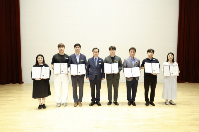 유희태 완주군수(왼쪽에서 네번째)가 1일 완주군청에서 적극행정 우수공무원으로 선정된 공무원들에게 표장장을 수여하고 기념촬영을 하고 있다./사진=완주군