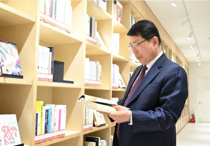구리시가 법정기념일인 청년의 날을 기념해 오는 21일 오후 2시 구리아트홀 코스모스 대극장에서 '2025 구리시 청년의 날- 청춘G, 우리 함께' 행사를 개최한다. 사진은 백경현 구리시장. /사진제공=구리시 