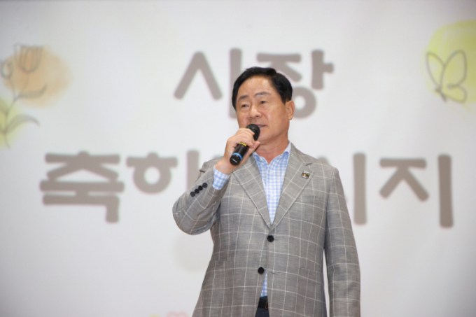 주광덕 남양주시장이 지난 1일  진접읍주민자치센터 4층 크낙새홀에서 열린 '두레울 창립 10주년 행사'에 참석해 "따뜻한 복지환경을 조성하기 위해 노력하겠다”고 밝혔다. /사진제공=남양주시 