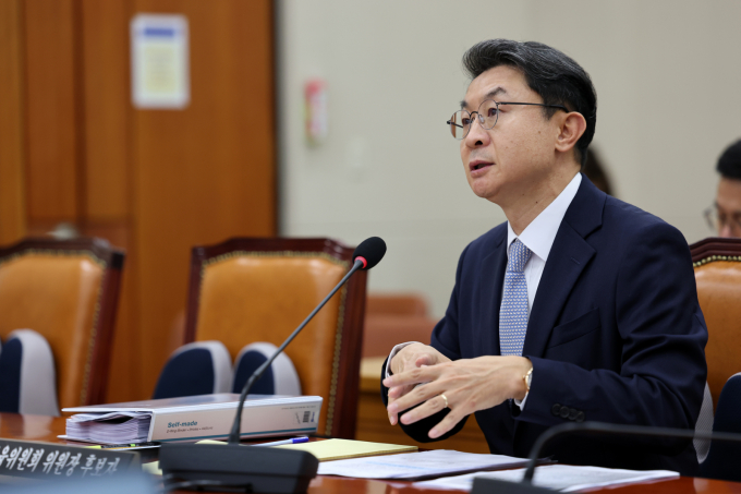 이억원 금융위원장 후보자 2일 서울 여의도 국회에서 열린 국회 정무위원회에서 열린 인사청문회에 출석해 의원 질의에 답변하고 있다./사진-뉴시스