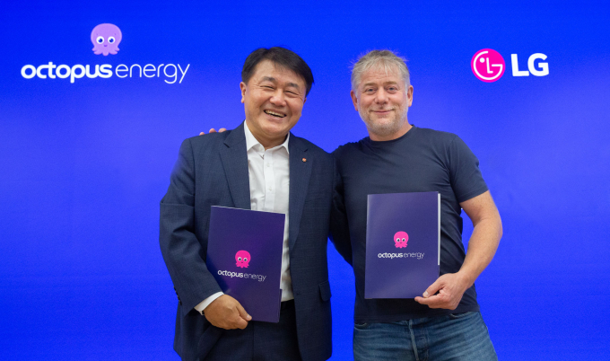 LG전자 해외영업본부장 윤태봉 부사장(왼쪽)과 옥토퍼스 에너지 CEO 겸 설립자 그레그 잭슨이 지난달 28일 영국 런던 옥토퍼스 본사에서 유럽 클린테크 분야의 전략적 협업을 위한 양해각서(MOU)를 체결했다. / 사진=LG전자
