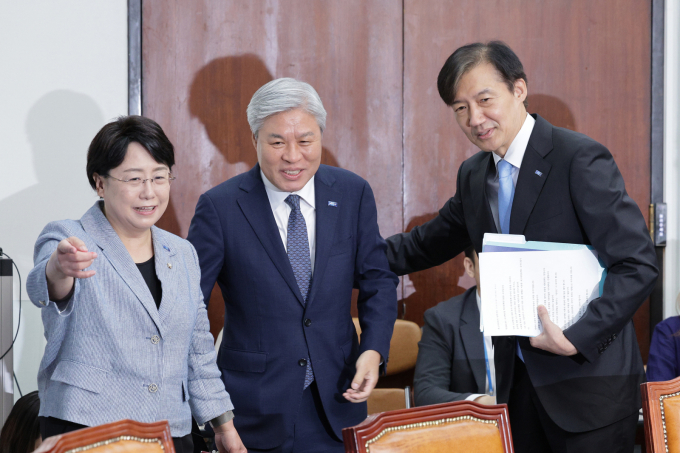 내란특검팀(특별검사 조은석)이 2일 서왕진 조국혁신당 원내대표를 참고인으로 소환해 조사중이다. 사진은 지난 1일 서왕진 조국혁신당 원내대표(가운데)가 서울 여의도 국회에서 열린 당 최고위원회의에 김선민 대표 권한대행, 조국 혁신정책연구원장과 참석한 모습. /사진=뉴스1