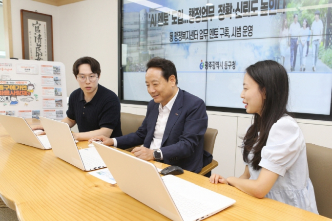 임택 광주시 동구청장(가운데)이 인공지능을 기반한 챗봇으로 행정업무를 시범보이고 있다./사진=광주 동구청