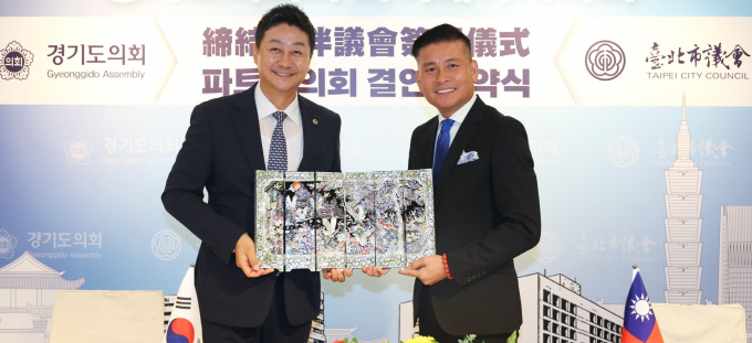 김진경 경기도의회 의장(왼쪽)이 지난 1일 타이베이 시의회에서 다이시친 의장과 친선의원연맹 협약을 체결하고 있다./사진제공=경기도의회 