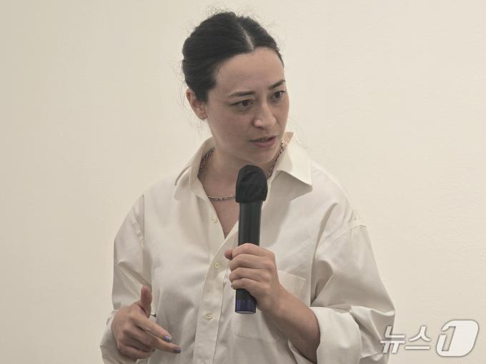 2일 국제 갤러리에서 열린 기자간담회에서 갈라 포라스-김이 작품을 설명하고 있다. ⓒ 뉴스1 김정한 기자