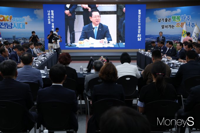 2일 나주시청 대회의실에서 열린 정책비전 투어서 김영록 전남도지사가 인사말을 하고 있다./홍기철기자
