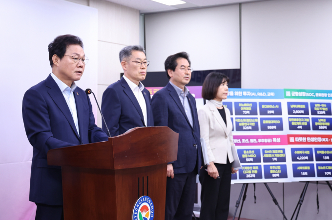 박완수 경남도지사(왼쪽 첫번째)가 2일 도청 브리핑룸에서 정부예산안 국비반영에 관해 브리핑을 하고 있다./사진=경남도