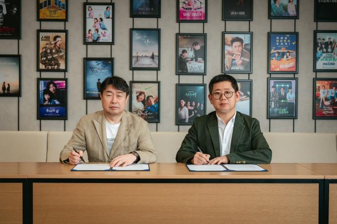 에이스토리 이상백 대표(완쪽), kt 스튜디오지니 정근욱 대표