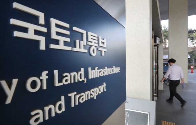 정부가 내년도 국토교통 분야에 총 62조5000억원 규모의 역대 최대 예산안을 편성했다. 사진은 정부세종청사 국토교통부 전경. /사진=뉴스1
