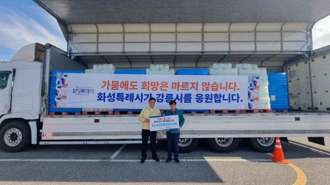 화성특례시 김기두 안전건설국장(왼쪽)과 강릉시 김동율 안전국장이 기념촬영을 하고 있다. /사진제공=화성특례시
