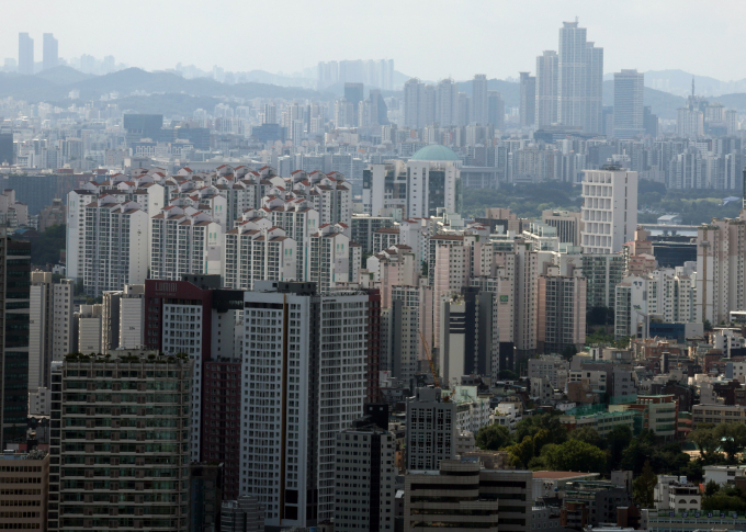 서울 강남3구(강남·서초·송파)와 마용성(마포·용산·성동) 등 고가 지역에 대한 규제 영향이 미미하다는 평가가 나온다. 사진은 서울 중구 남산에서 바라본 도심 아파트 모습. /사진=뉴시스