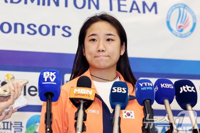 '셔틀콕 여제' 안세영이 2일 오후 인천국제공항을 통해 귀국해 소감을 밝히고 있다. 안세영은 지난달 30일(한국시간) 프랑스 파리 아디다스 아레나에서 열린 '2025 세계개인배드민턴선수권대회' 여자 단식 4강전에서 중국의 천위페이에게 게임 스코어 0-2로 패해 대회 2연패 도전에 실패했다. 2025.9.2/뉴스1 ⓒ News1 민경석 기자