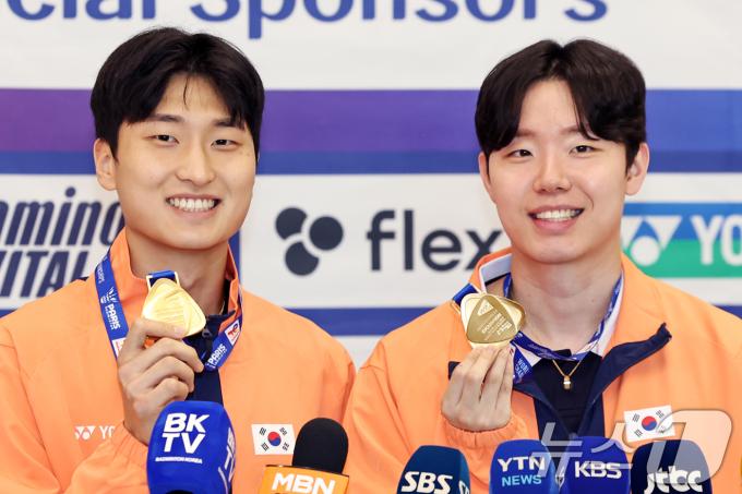 배드민턴 세계선수권 남자 복식 정상에 오른 서승재(오른쪽)와 김원호가 2일 오후 인천국제공항을 통해 귀국해 금메달을 들어보이고 있다. 2025.9.2/뉴스1 ⓒ News1 민경석 기자