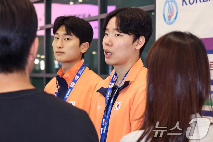 배드민턴 세계선수권 남자 복식 정상에 오른 서승재(오른쪽)와 김원호가 2일 오후 인천국제공항을 통해 귀국해 소감을 밝히고 있다. 2025.9.2/뉴스1 ⓒ News1 민경석 기자