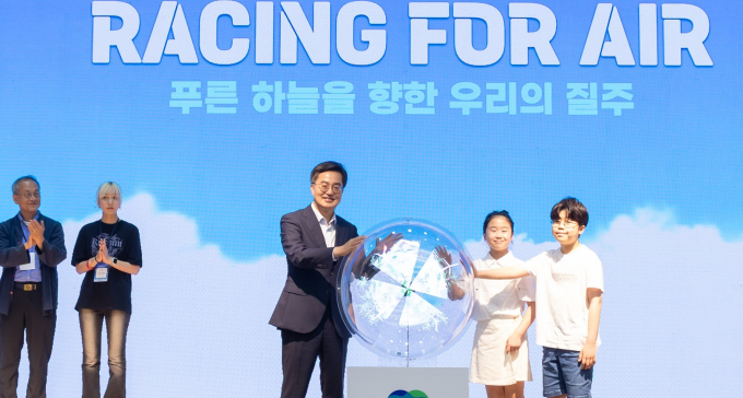 김동연 경기도지사(가운데)가 2일 '청정대기 국제포럼'에서 경기도 4개 권역에서 가져온 맑은 공기를 투명구에 넣어 어린이들에게 전달하고 있다.  /사진제공=경기도