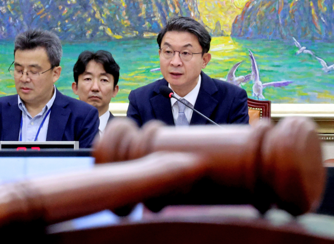이억원 금융위원장 후보자가 2일 서울 여의도 국회에서 열린 정무위원회의 인사청문회에서 의원질의에 답하고 있다./사진-뉴시스